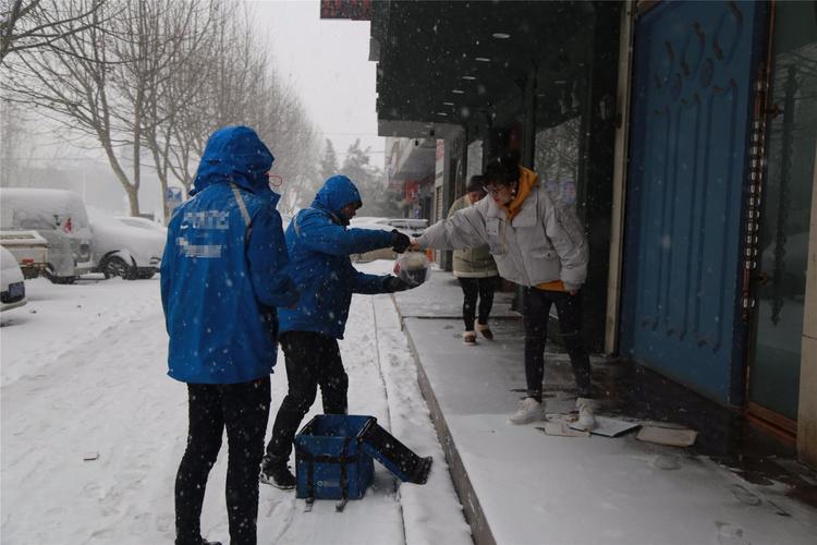 外卖小哥雪天步行20公里送餐 担心饭菜凉用棉袄包裹